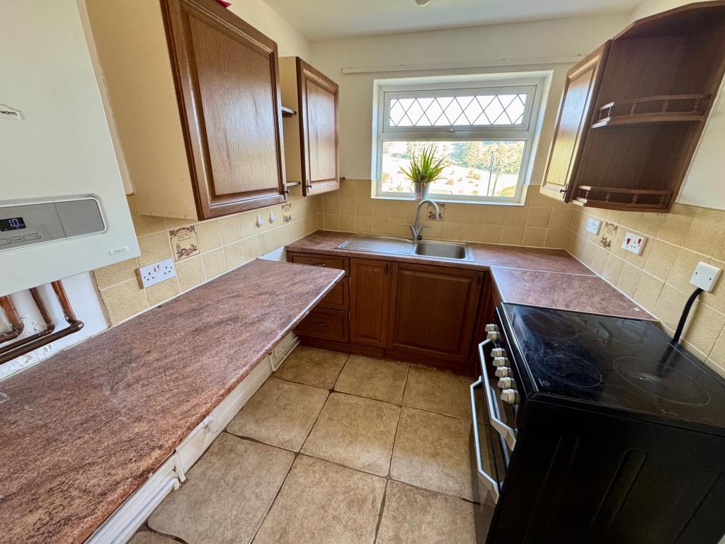 Lot: 108 - DETACHED BUNGALOW WITH STUNNING VIEWS - Kitchen